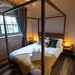 Stables 5*